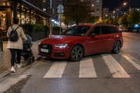 Audi Avant блокира пешеходна пътека в София