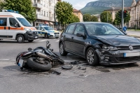 Моторист се заби в Volkswagen Golf във Враца