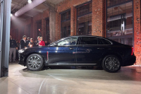 Hongqi H5 2026 получи изцяло обновен интериор с 15,6-инчов екран и запази двигателя с 218 к.с.