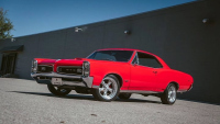 Pontiac GTO 1966 с Tri-Power V8 и автоматик търси купувач за 67 900 долара