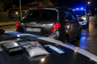 Полицията в Разград задържа двама с метамфетамин в Toyota Yaris